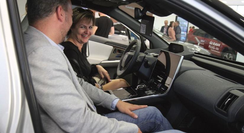 Van pénz autóra: százasával adják el az elektromos és hibrid kocsikat, a vásárlók többége egy összegben fizet