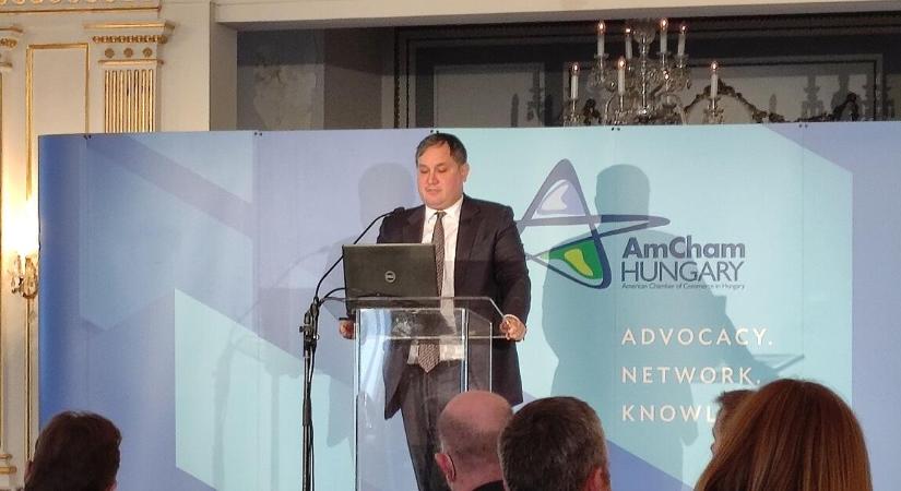 Elhalasztaná az üzemanyagok adóemelését a kormány