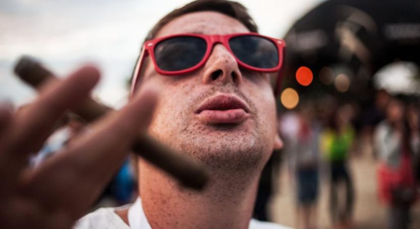 Nem kamu, tényleg van olyan munkakör, hogy szivarklubmenedzser, vagy etető traktoros