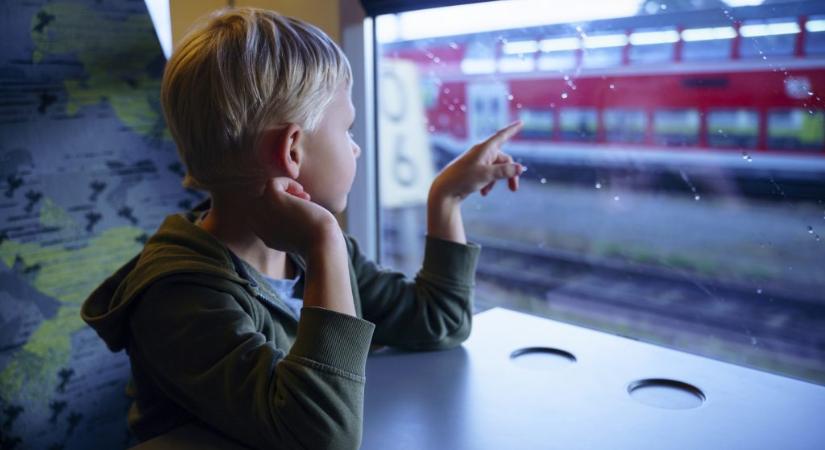 Kiugrott a mozgó vonat ablakán egy tízéves kisfiú, súlyos sérülésekkel vitték kórházba