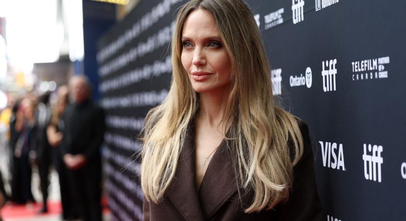Elállt a lélegzetünk! Angelina Jolie végtelen hosszú lábakat villantott és újraalkotta 13 évvel ezelőtt legendás pózát