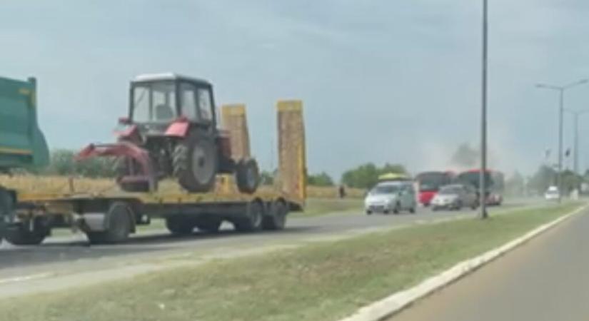 Kigyulladt egy gyerekeket szállító autóbusz Szabadka és Palics között
