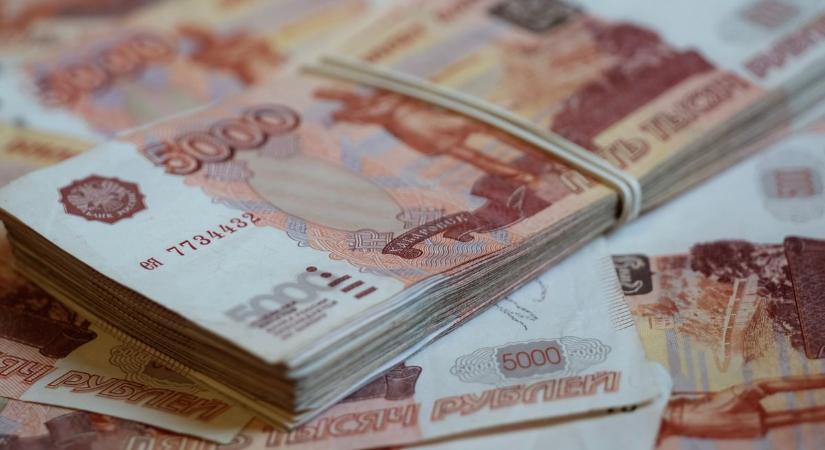 Elszálló kiadások és drága hitelek: óriási lyuk tátong az orosz költségvetésben a háború miatt