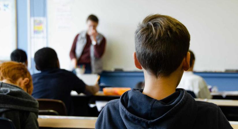 OECD-jelentés: Romániában a 15–19 évesek harmada kimarad az oktatásból