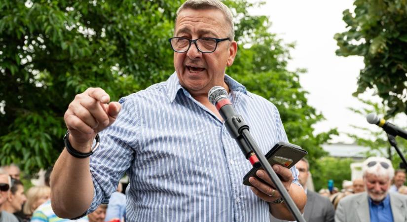 Feljelentették Bayer Zsoltot, amiért Krúbi megölésére buzdított egy cikkben
