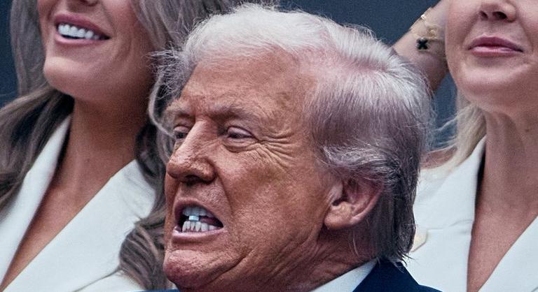 Titokzatos kék tablettát tett a szájába Donald Trump