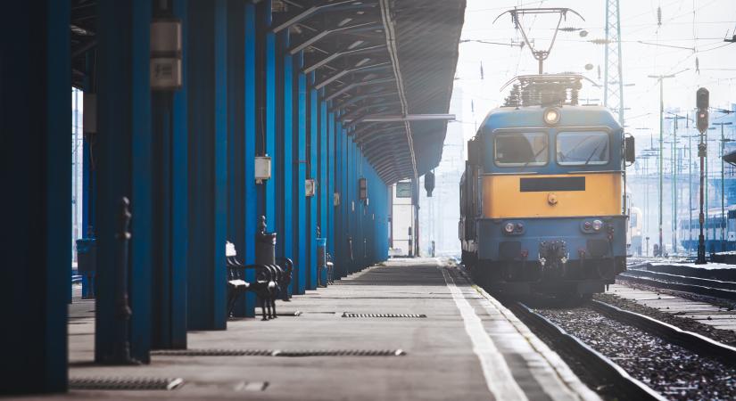 Életveszélyes állapotban a kisfiú, aki kiugrott egy mozgó vonat ablakán