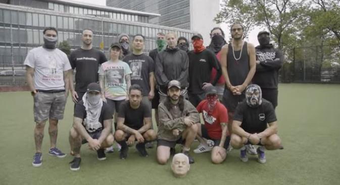 Mindig van lejjebb: amerikai anarchisták Netanjahu fejének utánzatával futballoztak az ENSZ épülete előtt