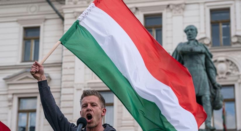 Rendkívüli bejátszás a köztévé híradójában, teljes káosz, így próbált beszélni egymással a Tisza Párt elnöke és az M1 riportere