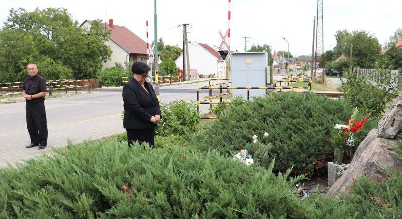 A 43 éve történt vonatbaleset áldozataira emlékeztek a tragédia helyszínén (galéria)