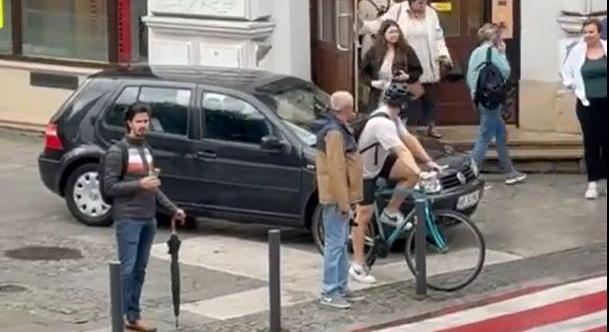 Hihetetlen jelenet: gyalogosként közlekedett egy sofőr a sétálóutcán – A zebránál is türelmesen várt (VIDEÓ)
