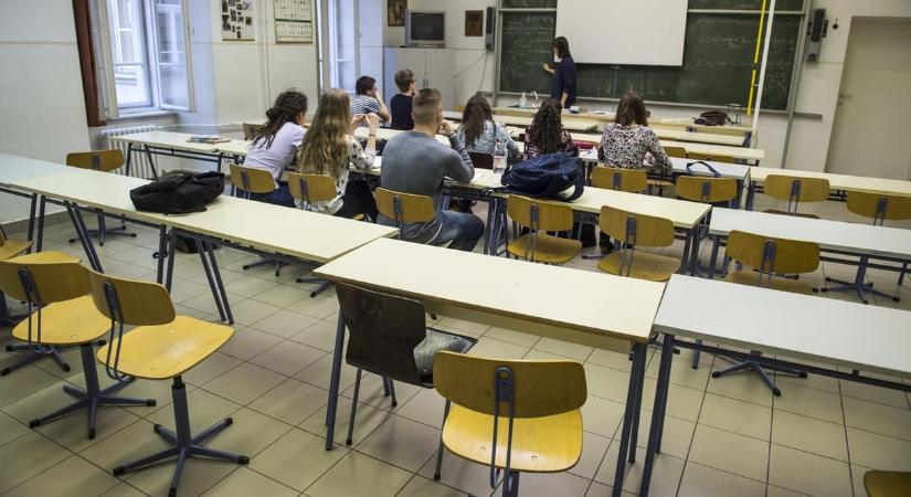 Óriási terhelést kapnak a diákok, sok iskolában már 7:15-kor kezdődik az oktatás