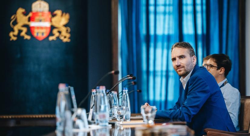 Barabás Richárd szerint „rászállt” Vitézy Dávid, de ő maga is kérni fogja fizetése csökkentését