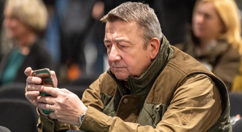 Feljelentették Bayer Zsoltot , amiért Krúbi megölésére buzdított a Magyar Nemzetben