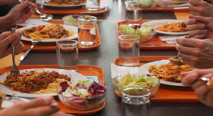 Félelmetesen megdrágult az iskolások ebédje, ennyit fizetünk érte idén