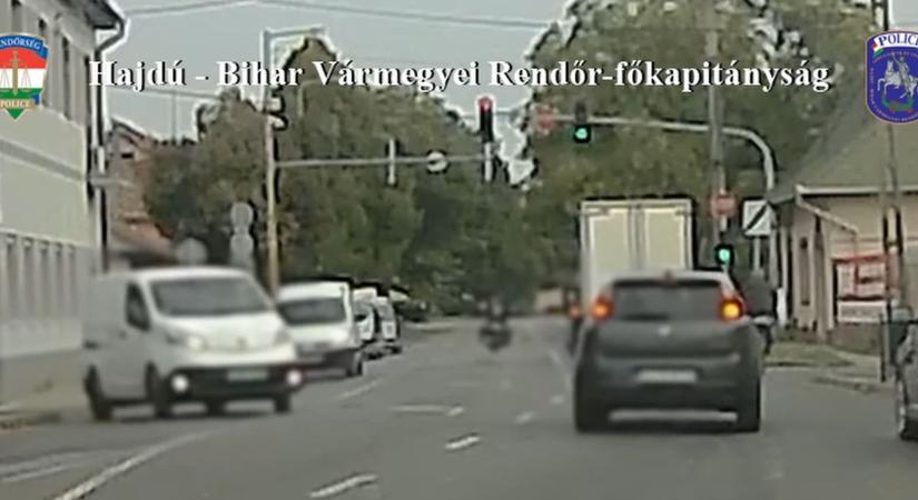 Ízirájder, öcsém! Lesből csaptak le a rendőrök a motorosra Hajdú-Biharban, alig győzték összeszámolni a büntetést! – videóval