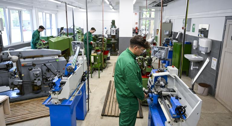 1,3 milliárdból épült új tanműhelyt adott át a Mol Százhalombattán