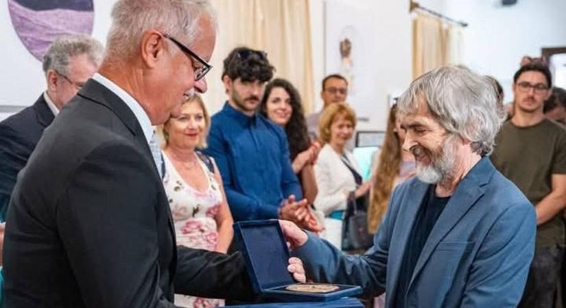 Zalai képzőművész a csúcson – az érem két oldala...