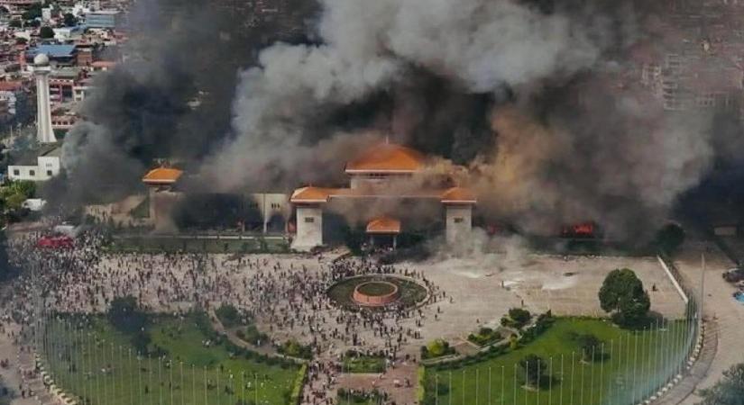 A miniszterelnök lemondása nem volt elég, Nepálban a tüntetők felgyújtották a parlament épületét