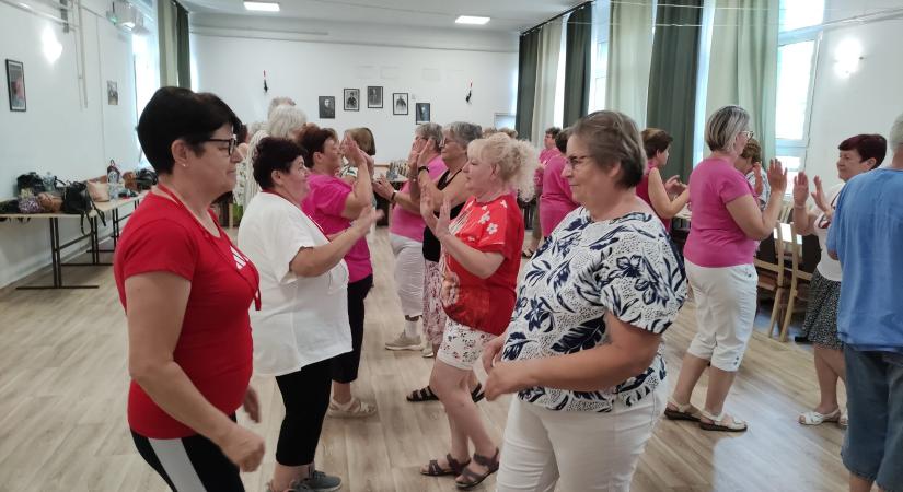 Örömtáncot jártak a nagyik a Csúcsi Olvasókörben – videóval