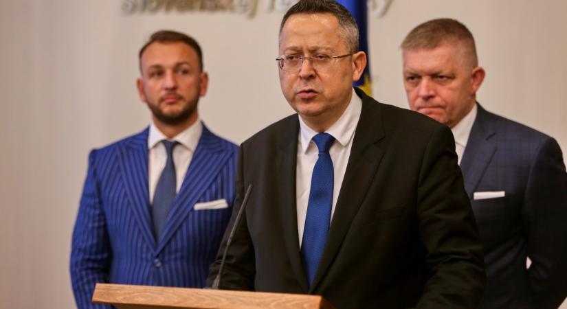 Bemutatták a kormány gigászi megszorítócsomagját: 2,7 milliárd euró, adóemelés, drágulás, bérbefagyasztás
