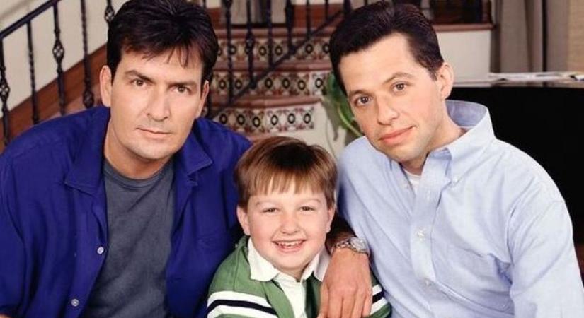 Tiszta vizet önt a pohárba Charlie Sheen, ezt gondolja a Két pasi – meg egy kicsiben szereplő színésztársáról