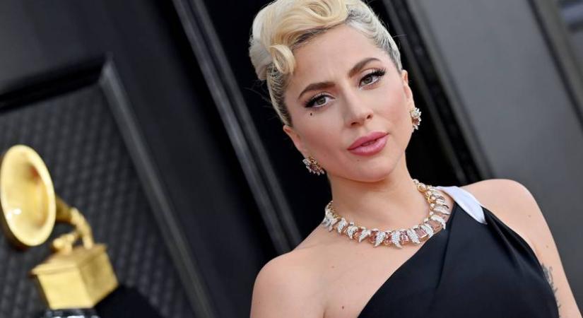 Lady Gaga smink nélküli szelfije: így ragyogott jóképű vőlegénye oldalán