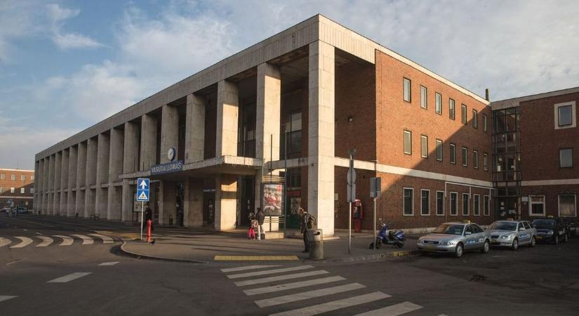 Leszállt közénk a Nagyállomás védőszentje – imába foglalták, amit a parkolóban tett