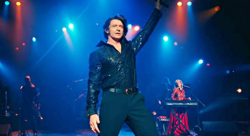 Befutott Hugh Jackman zenés filmje, a Song Sung Blue első előzetese, amelyben Jackman és párja sikertelen zenészek, de rájuk mosolyog a szerencse