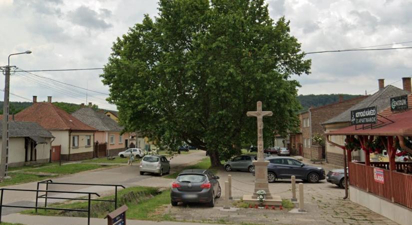 Megújul Bogácson a kőkereszt környéke