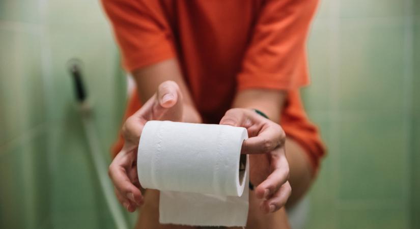 Sokkoló, de annál kevésbé meglepő kutatás: ha telefonozol a vécén, drasztikusan nő az aranyér kockázata