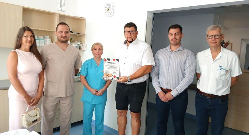 Eszközöket és babaetiketteket kapott a győri szülészet
