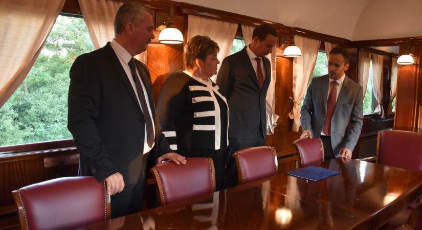 Nyolcvan év után visszakerült Horthy Miklós legendás vonata Kenderesre – galériával