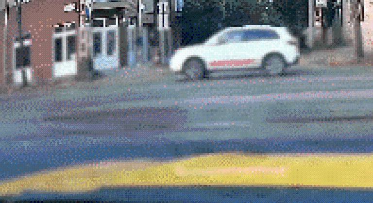Hatalmas vészfékezéssel kerülte el a baleset az utasokkal teli busz sofőrje