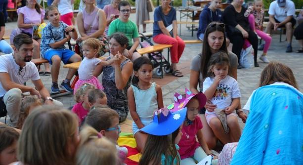 Varázslatos kínálattal hódított a könyvtári forgatag a Városháza előtt (galériával)
