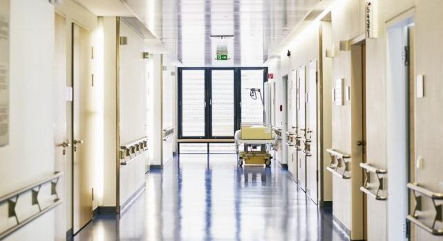 MAGASFESZÜLTSÉG – Hallgatásba burkolt tragédia a kórházban