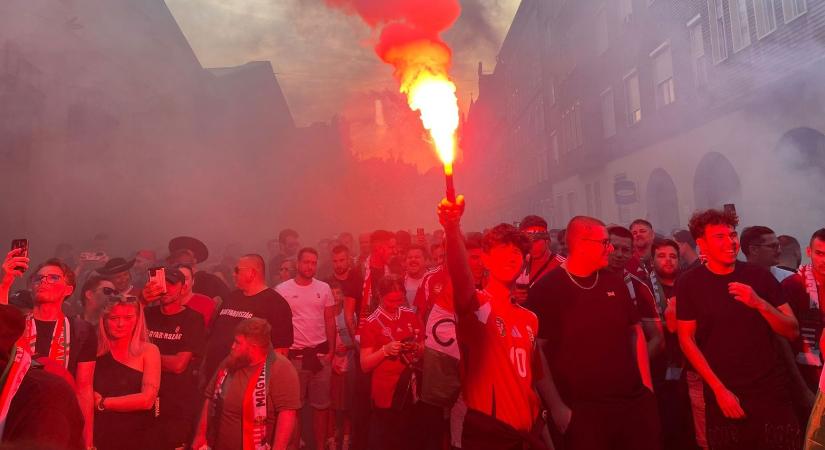 Magyar-portugál: Megindultak a szurkolók a Puskás Aréna felé - videók, fotó