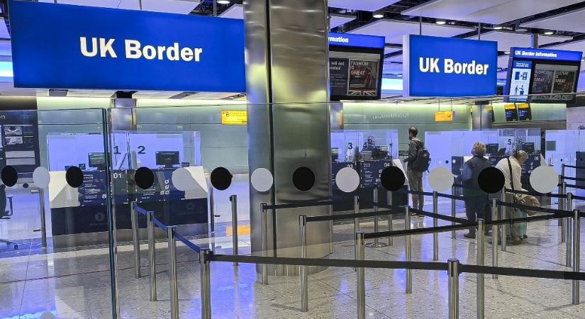 Kiderült, miért érezte rosszul magát több ember a Heathrow repülőtéren, könnygáz-palackot találtak