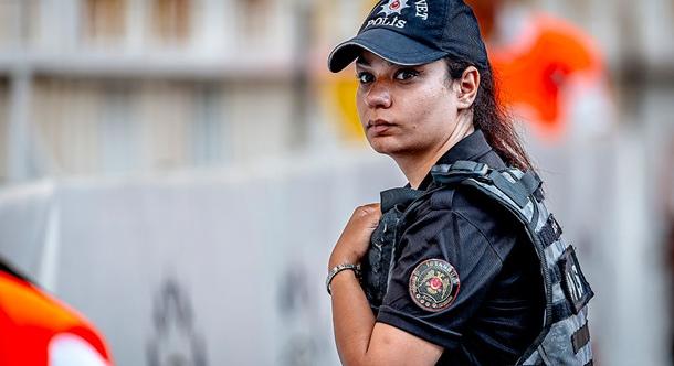 Törökországban egy 16 éves tinédzser támadt rá egy rendőrőrsre: halálos áldozatok is vannak