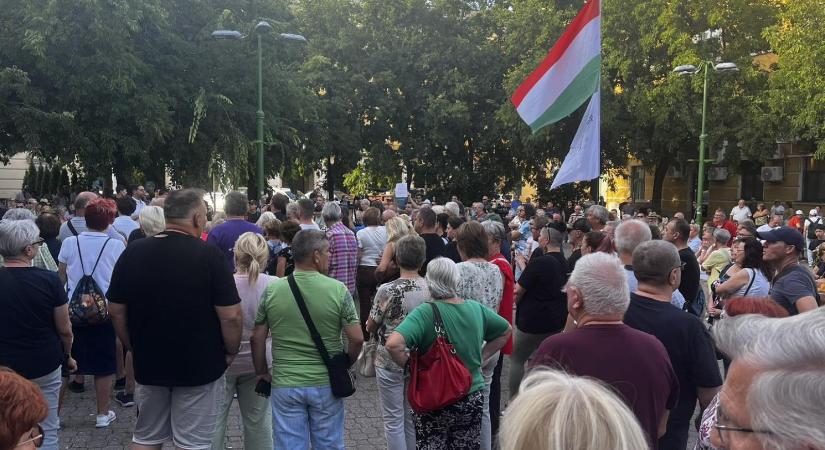Hadházy Ákos Dunaújvárosban: Nem csak a demokráciáért, a megélhetésért is tüntetünk