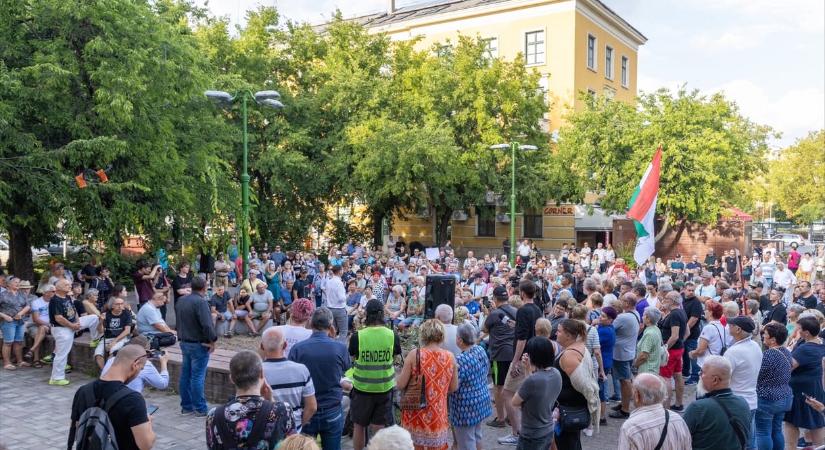 Vidéken sem hagyják abba: Hadházy most Dunaújvárosban tüntetett