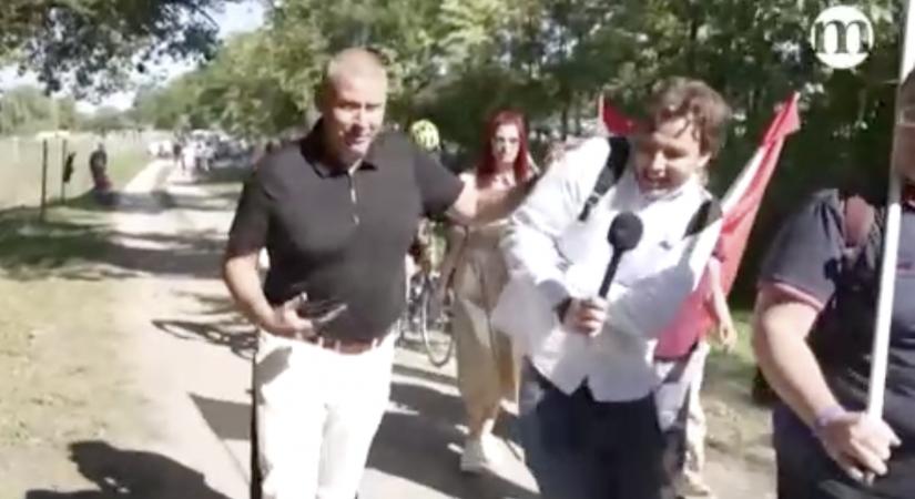 Ruszin-Szendi nem meglökte, hanem mosolyogva odébb tolta a Mandiner munkatársát, mondja Magyar Péter