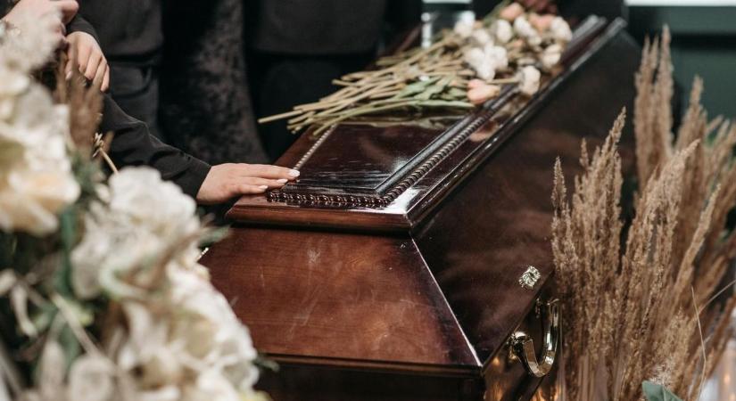 A szív szakad meg: fia temetésén hunyt el az apa