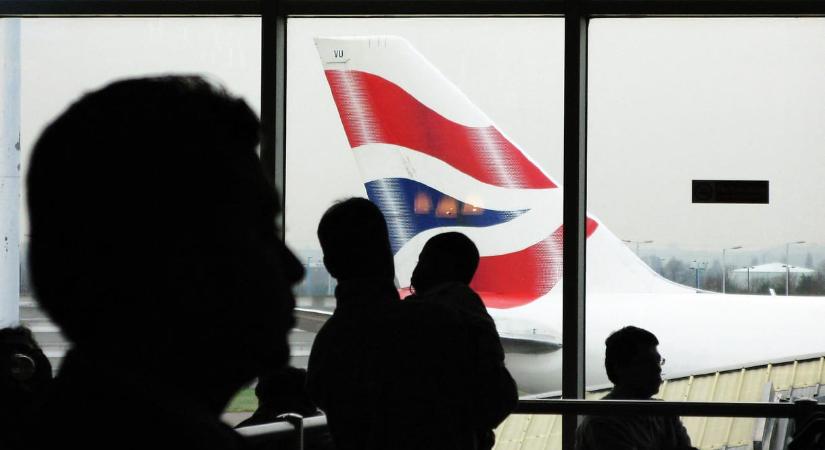 Megvan, mi okozhatta a rosszulléteket a Heathrow reptéren, őrizetbe vettek egy férfit