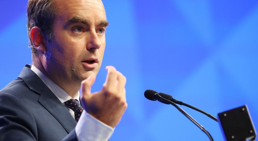 Védelmi miniszteréből csinált kormányfőt Macron