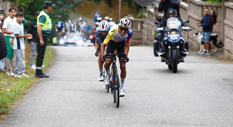 Vuelta a Espana 2025: Egan Bernal nyerte a szakaszt, tüntetés miatt előrehozták a befutót