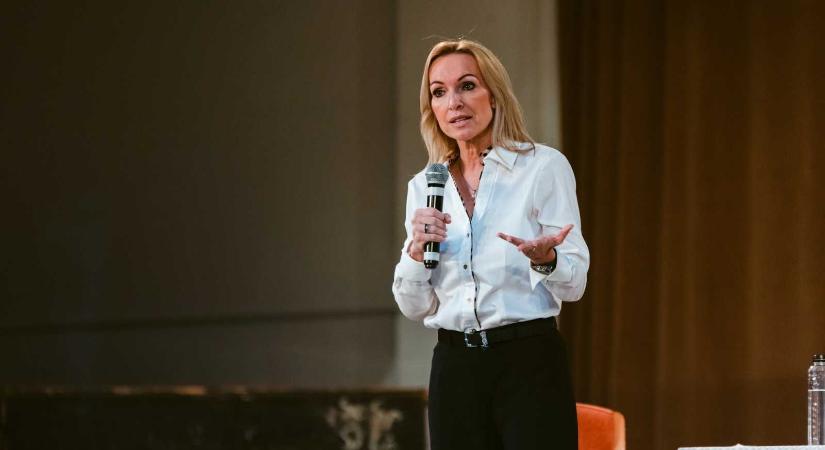 Dr. Almási Kitti klinikai szakpszichológus ismét Erdélyben turnézik
