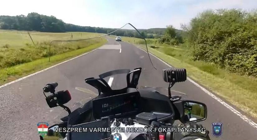 Záróvonalon előzött a sofőr a 82-es főúton – komoly büntetés lett a vége (videó)