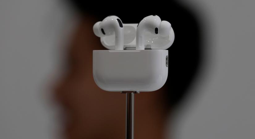 Az Apple megcsinálta a fülhallgatót, ami valós idejű fordításra és szívritmusmérésre is képes