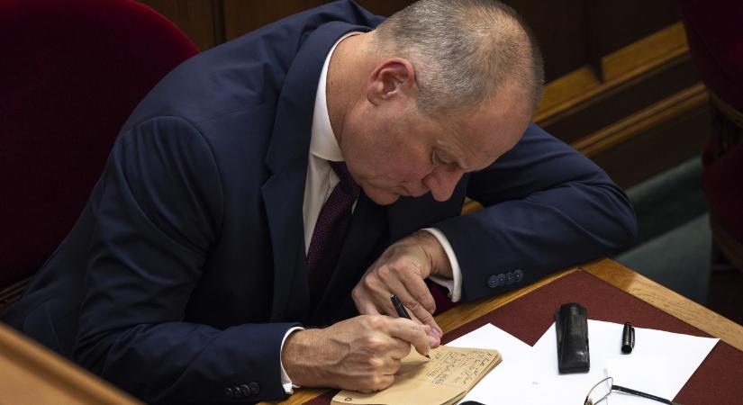 Navracsics szerint nem véletlen került le az „átláthatósági” törvény a napirendről